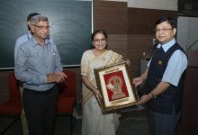 Photo of सेवानिवृत्त होने पर डॉ.नीरा कोहली को मिला प्रतीक चिन्ह सम्मानित हुई