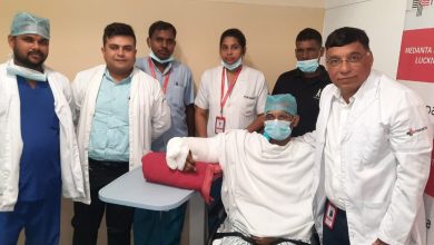 Photo of मेदांता सुपरस्पेशियालिटी हॉस्पिटल में डॉ वैभव खन्ना ने कटे हुए बाजू को जोड़कर युवक को दिया नया जीवन